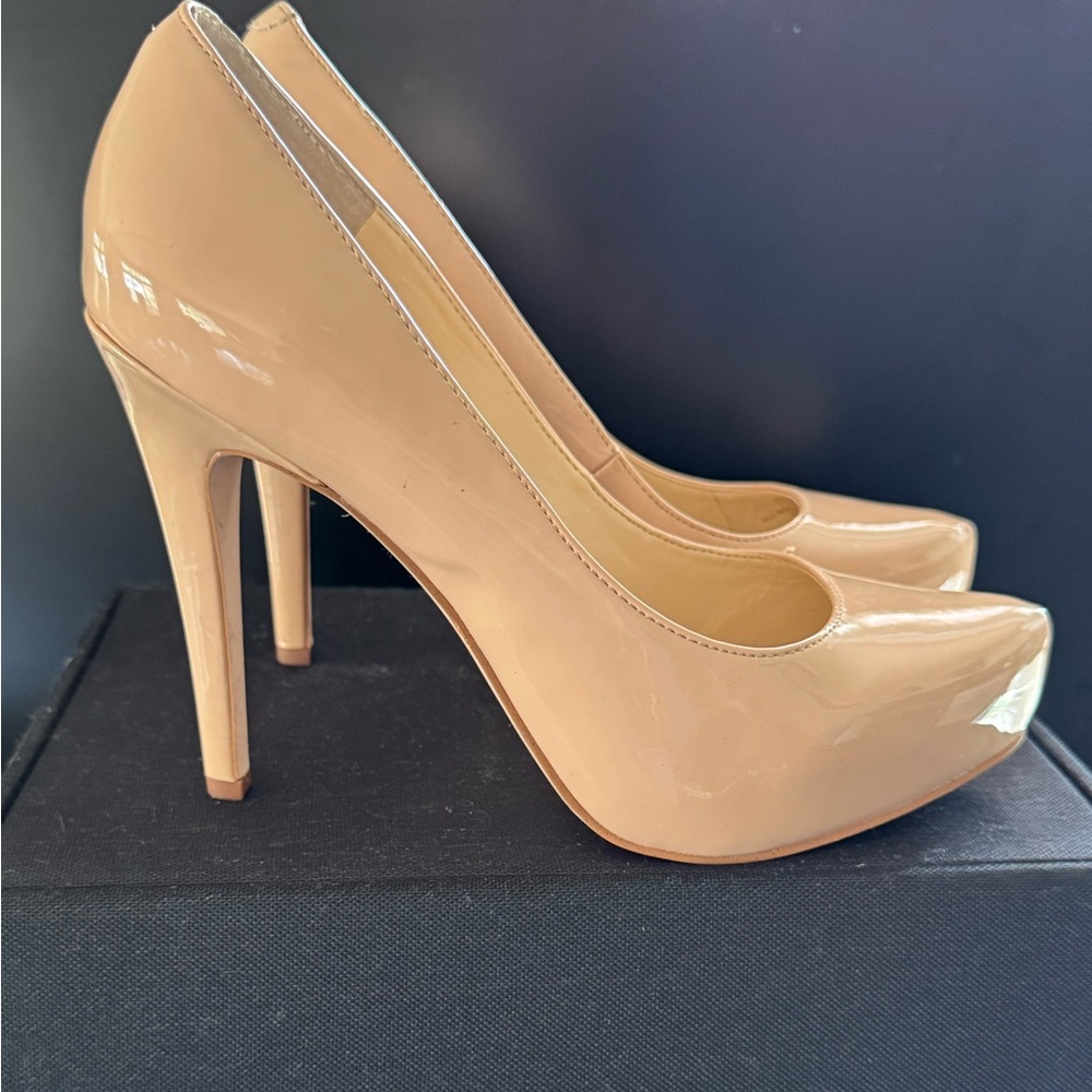 Elegant Nude High Heels Jessica Simpson
Patent 4 1/2 inch heel Sz 7 1/2